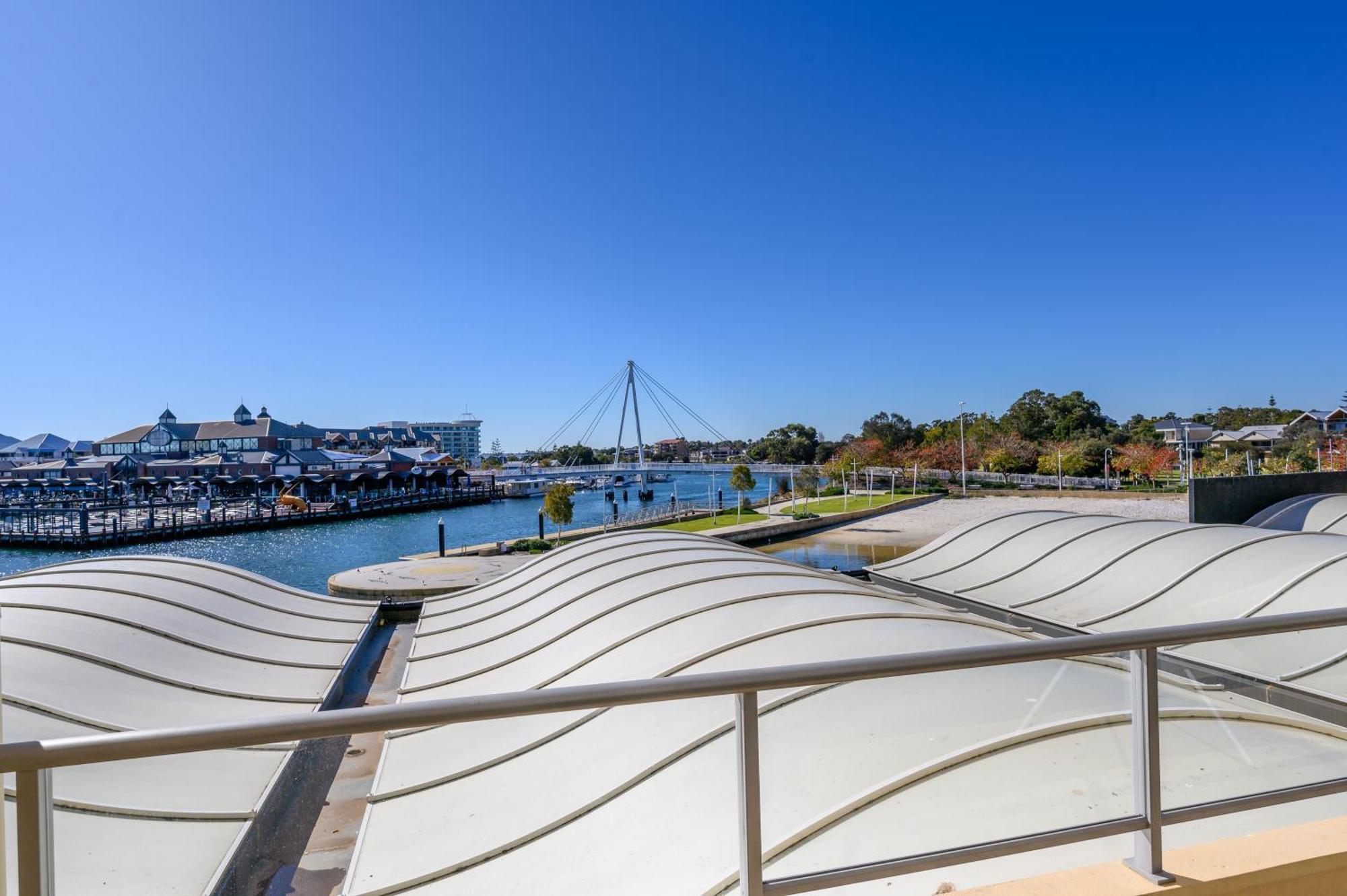 Dolphin Quay Apartments Mandurah Eksteriør billede